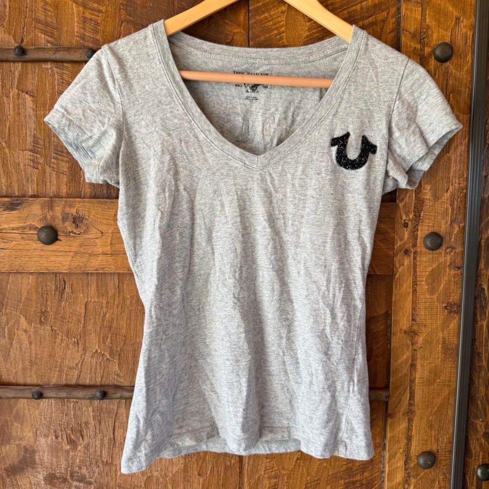 True Religion Womens Slim V Neck Tee Gray Rhinestone Logo Shirt Size Small Y2K